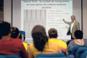 Como parte del encuentro, expuso sus ideas el profesor David Brotherthon, quien comparti&oacute; la experiencia de lo que se vive en Estados Unidos. Foto: Marco Salgado / El Tel&eacute;grafo