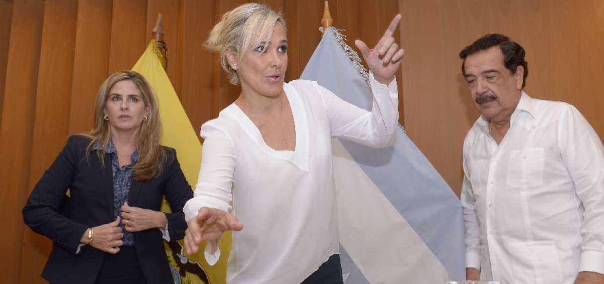 Cynthia Viteri (c) dio una rueda de prensa en un hotel c&eacute;ntrico de Guayaquil. La acompa&ntilde;aron la vicealcaldesa de la ciudad, Domenica Tabacchi (i), y el burgomaestre, Jaime Nebot.