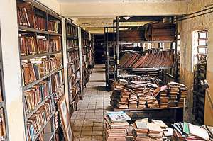 Las paredes de la biblioteca del colegio Vicente Rocafuerte tienen filtraciones de humedad. Algunos de los textos guardados fueron editados en el siglo XVIII. Foto: William Orellana / El Tel&eacute;grafo