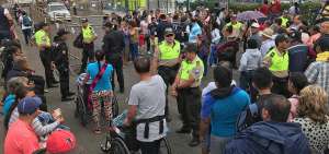 En sillas de ruedas, caminando, en veh&iacute;culos y hasta en transporte intercantonal e interprovincial arribaron a Manta los pacientes en busca de atenci&oacute;n.