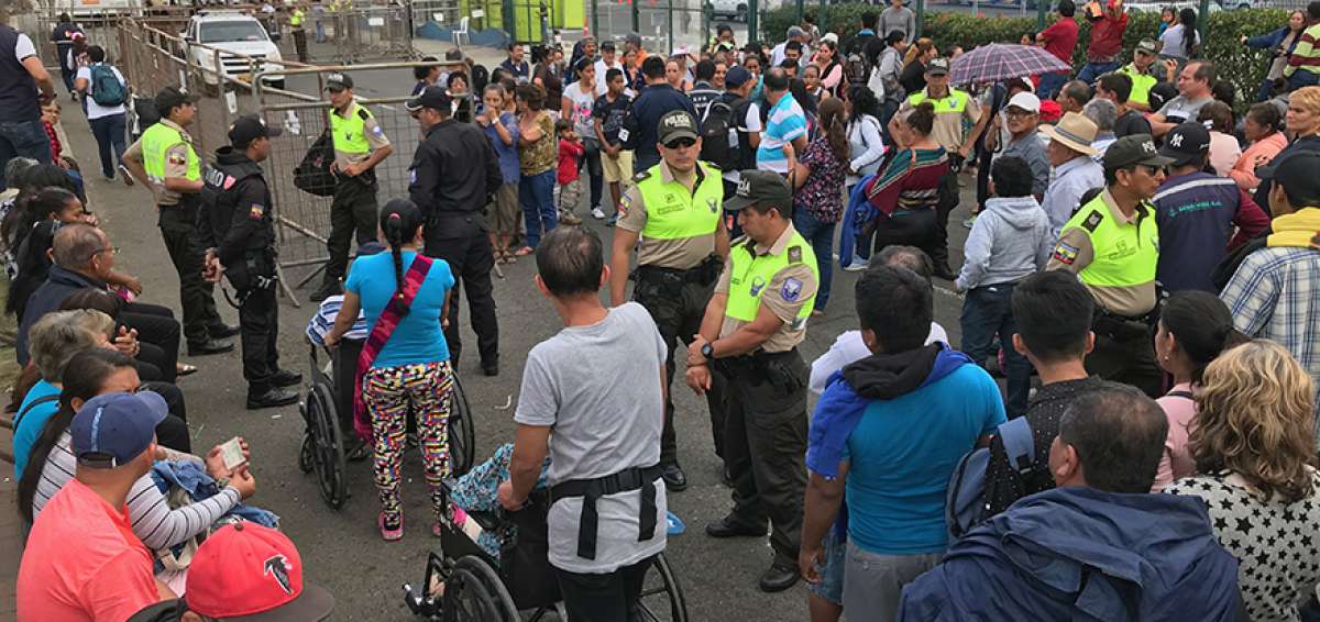En sillas de ruedas, caminando, en veh&iacute;culos y hasta en transporte intercantonal e interprovincial arribaron a Manta los pacientes en busca de atenci&oacute;n.