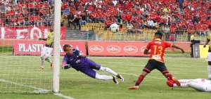 Bryan O&ntilde;a logra el primer gol del Deportivo Cuenca. El equipo rojo celebr&oacute; esta semana sus 45 a&ntilde;os de fundaci&oacute;n. Cerr&oacute; con una goleada.      