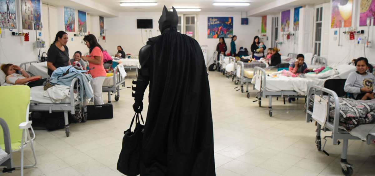 El hombre revela que es docente, cumple labores administrativas y est&aacute; casado. Su mam&aacute; lo ayuda a vestirse y las enfermeras a colocarse las mascarillas para proteger la salud de los ni&ntilde;os delicados. 