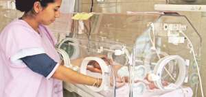Las gemelas Cristina y Ana&iacute; pasaron 3 semanas en la unidad de cuidados intensivos neonatales del hospital Isidro Ayora, de Quito. Foto: MSP