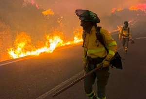 Bomberos trabajan en el incendio en el que seis personas han muerto en el municipio almeriense de Los Gallardos,, Espa&ntilde;a.