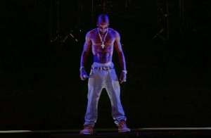 El rapero estadounidense Tupac, muerto en 1996, volvi&oacute; a la vida a trav&eacute;s de un holograma en 2012 en un concierto en Coachella. TOMADO: youtube