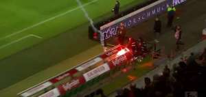 Instantes en que la bengala ca&iacute;a sobre los jugadores que estaban en el banquillo del Hannover.
