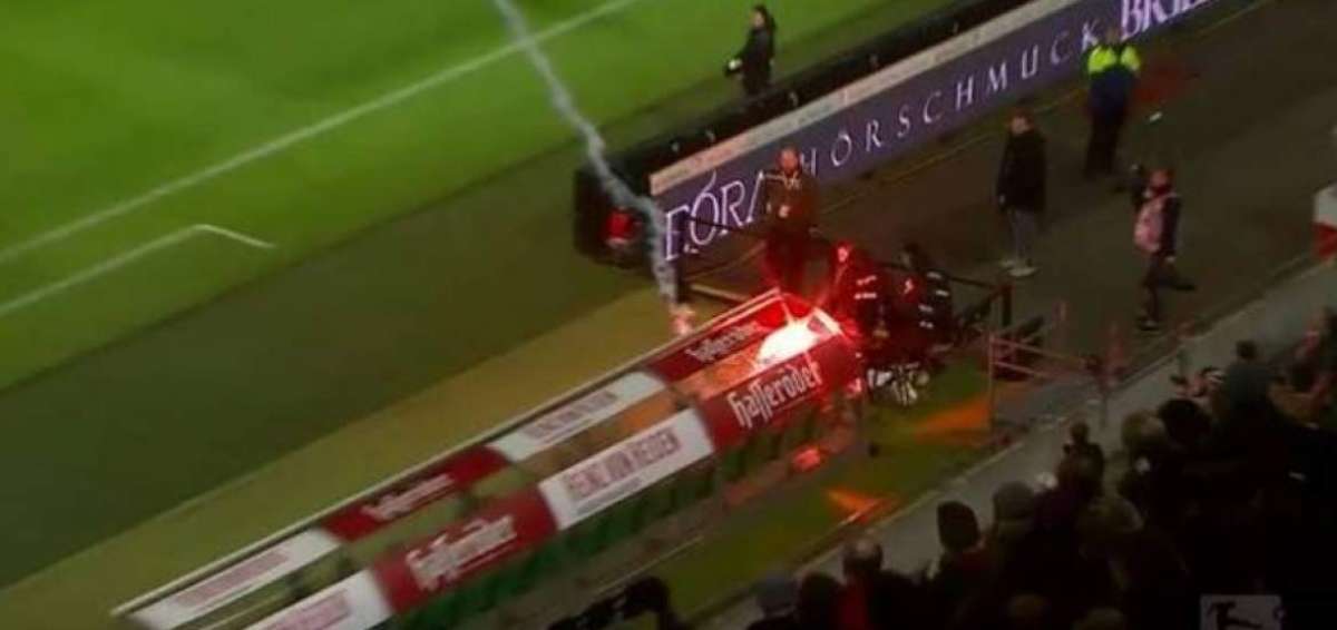 Instantes en que la bengala ca&iacute;a sobre los jugadores que estaban en el banquillo del Hannover.