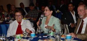 La Secretaria de Estado (centro) destac&oacute; las estrategias para desarrollar el cambio de la matriz productiva.