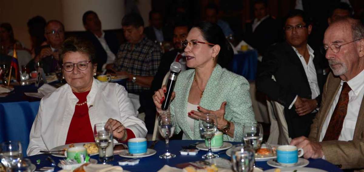 La Secretaria de Estado (centro) destac&oacute; las estrategias para desarrollar el cambio de la matriz productiva.
