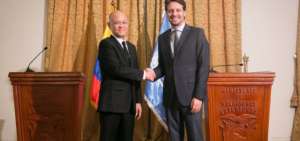 El canciller Guillaume Long se reuni&oacute; con el presidente del Grupo G77, Virachai Plasai. 