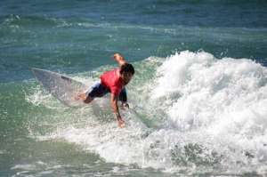 Adri&aacute;n Dapelo durante su presentaci&oacute;n en la categor&iacute;a open en los Juegos de Playa. La serie de repechaje culmin&oacute; ayer por la tarde. Foto: Cortes&iacute;a / MinDeporte