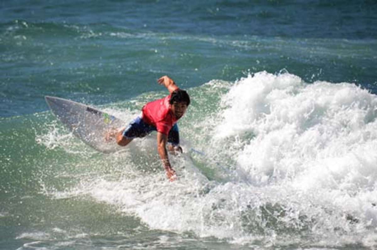 Adri&aacute;n Dapelo durante su presentaci&oacute;n en la categor&iacute;a open en los Juegos de Playa. La serie de repechaje culmin&oacute; ayer por la tarde. Foto: Cortes&iacute;a / MinDeporte
