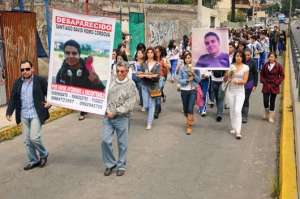 Los mi&eacute;rcoles, a las 10:30, los familiares de las personas desaparecidas realizan plantones al pie de la Plaza Grande de Quito. Foto: Andr&eacute;s Darquea | El Tel&eacute;grafo