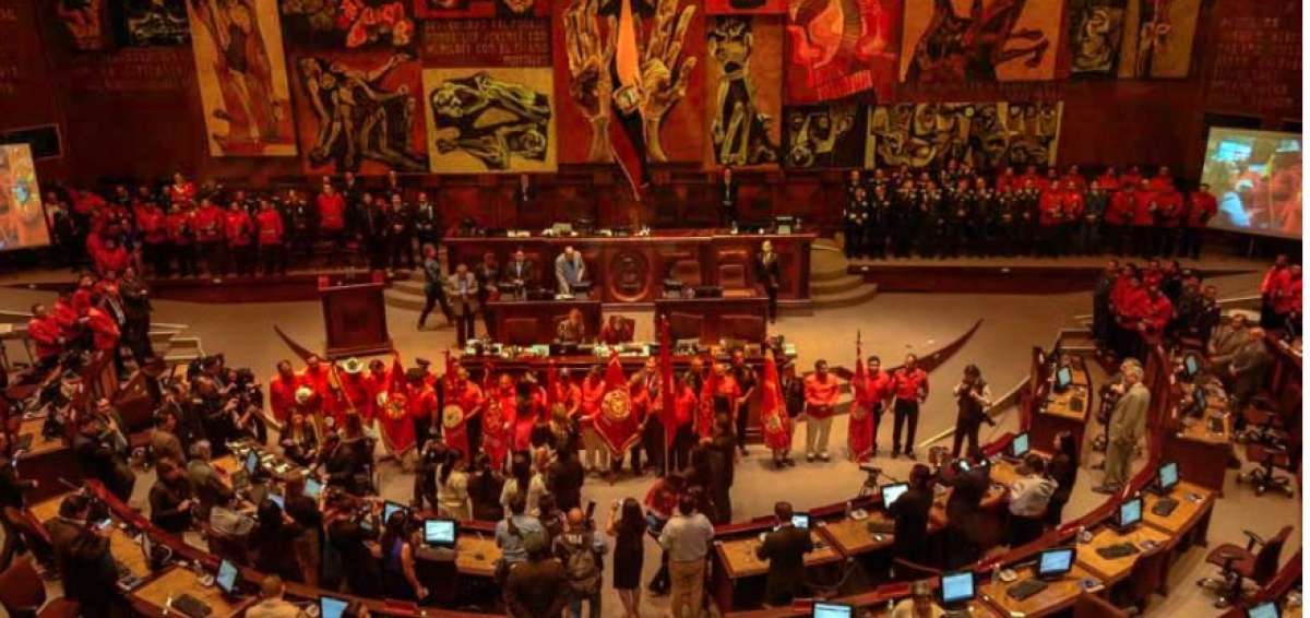 Fotos de rescatistas homenajeados en Asamblea Nacional
