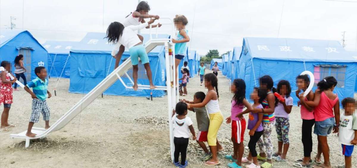A los ni&ntilde;os les organizan actividades l&uacute;dicas todo el d&iacute;a para que est&eacute;n ocupados y olviden el terremoto.