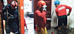 Los bomberos evacuan el agua de una vivienda afectada en la parroquia R&iacute;o Chico, en Portoviejo.