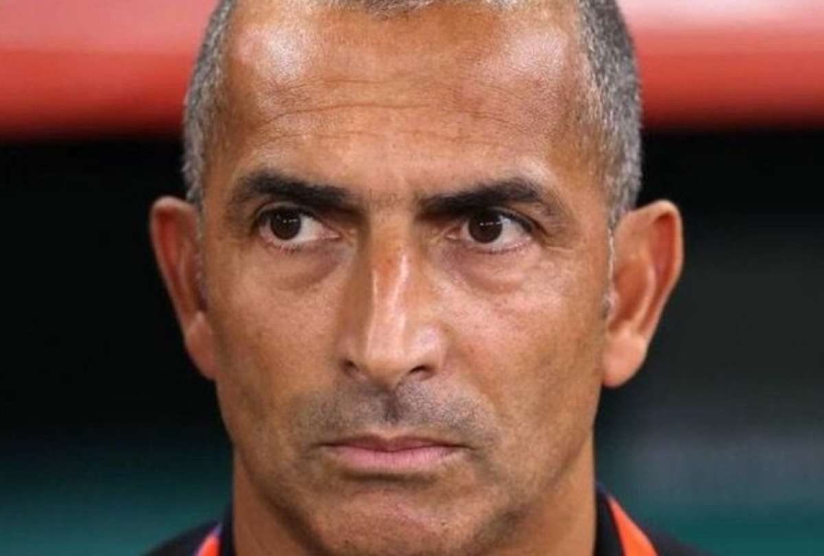 Sabri Lamouchi, el primer DT destituido en pleno Mundial. 