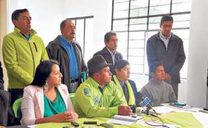 El director provincial de PAIS en Cotopaxi, Alfonso Tulpa, junto a otros compa&ntilde;eros, pidi&oacute; la renuncia del gobernador. Foto: Silvia Osorio / El Tel&eacute;grafo