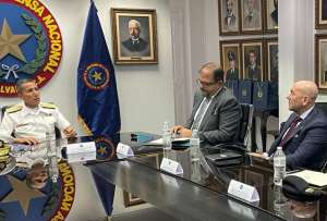 Los ministros Gian Carlo Loffredo (izq.) y John Reimberg (der.) conocieron sobre las estrategias que aplicó El Salvador en su lucha contra las pandillas.