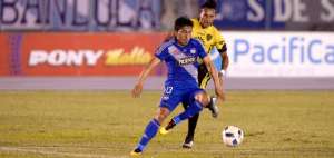 &Aacute;ngel Mena -autor del segundo tanto de Emelec- elude la marca de &Aacute;ngel Gracia, de Fuerza Amarilla, en partido desarrollado la noche de ayer en Guayaquil.