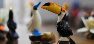 M&uacute;ltiples figuras de animales se elaboran con la pepa de la palma de tagua y son ofrecidas a los turistas que visitan la provincia