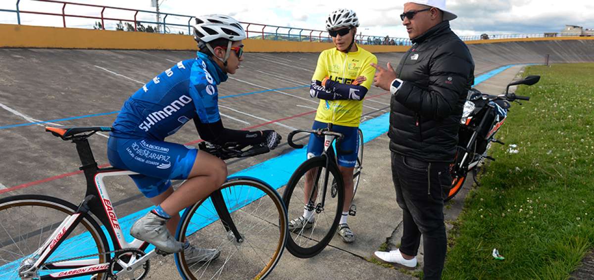 El profesor Santiago Montenegro (d) instruye a los ciclistas Jhony Carapaz (i) y Abel Marcillo, durante una pr&aacute;ctica en el vel&oacute;dromo Ciudad de Tulc&aacute;n.