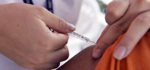 La vacunaci&oacute;n en ni&ntilde;os, embarazadas, adultos mayores y enfermos cr&oacute;nicos reduce las complicaciones.