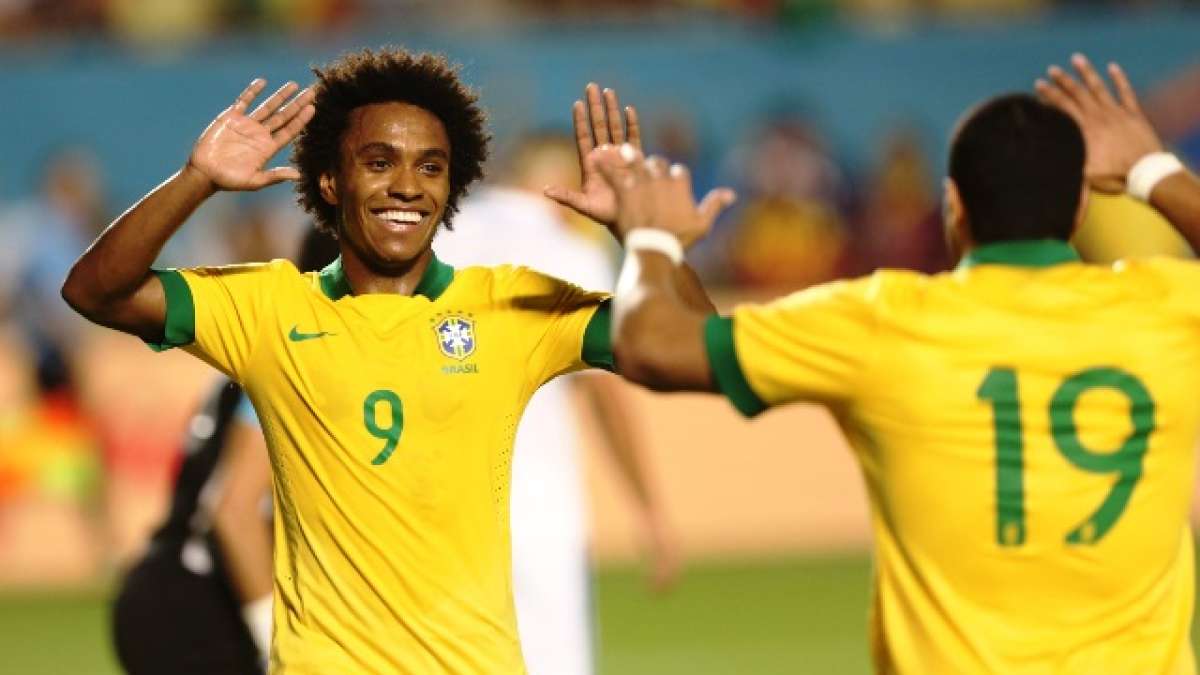 William (i) estuvo dentro de los titulares en el entrenamiento de la Canarinha. Foto: Internet