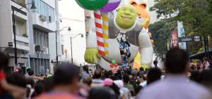 Uno de los globos que fueron parte del desfile en Guayaquil fue de Los Pitufos.