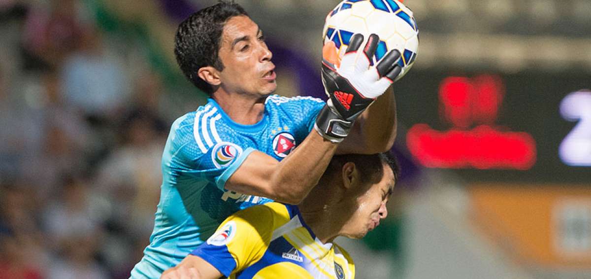 El portero Cristian Mora atrapa el bal&oacute;n durante un partido con su exclub South China, al que lleg&oacute; en 2014.