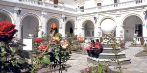Las paredes blancas y la arquitectura de anta&ntilde;o recuerdan el estilo de los conventos del siglo XVIII. Foto: Silvia Osorio / para El Tel&eacute;grafo