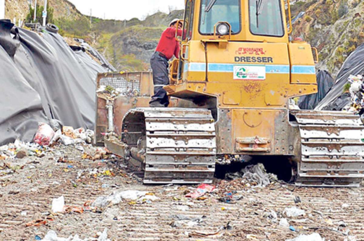 El relleno actual funciona en el Complejo Ambiental Chasinato, a un costado de la carretera Ambato-P&iacute;llaro. Foto: Roberto Ch&aacute;vez / El Tel&eacute;grafo.