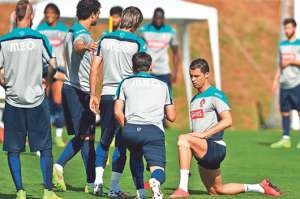 Cristiano Ronaldo (der.) si estar&iacute;a considerado para ser titular a pesar de la molestia en su rodilla izquierda. Foto: AFP.