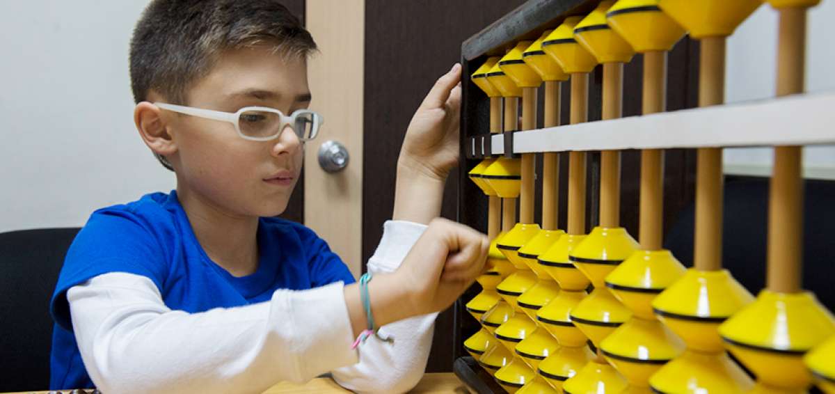 Joaqu&iacute;n Mora, de 9 a&ntilde;os, resuelve con el &aacute;baco las operaciones num&eacute;ricas (sin usar calculadora).