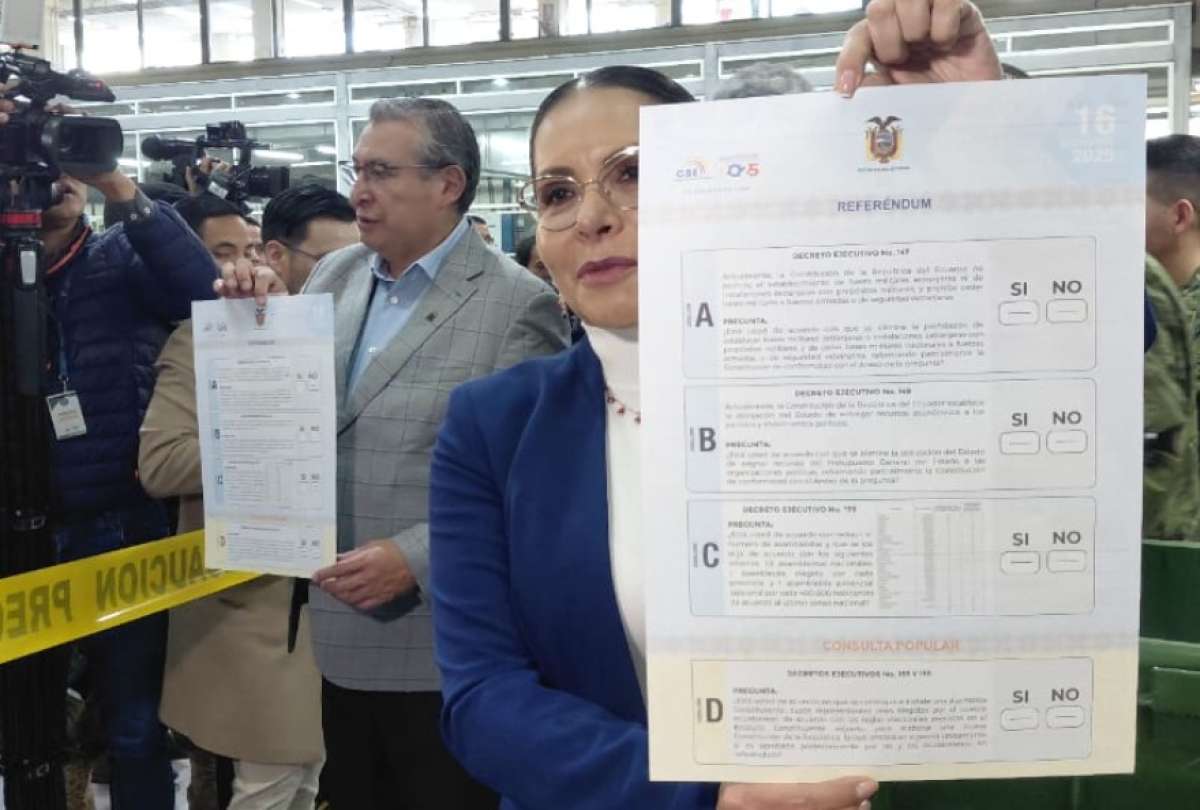 Diana Atamaint, presidenta del CNE, muestra la papeleta para Consulta Popular y Referéndum.