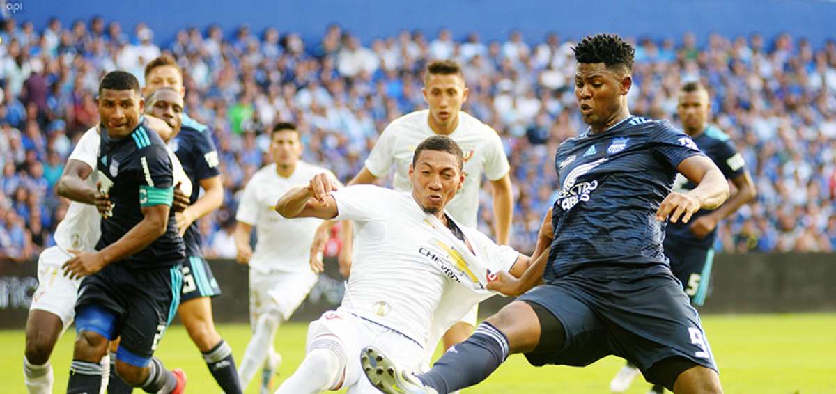 El jugador Jos&eacute; Quinteros (i), de Liga de Quito, disputa el bal&oacute;n con el delantero Marlon de Jes&uacute;s, de Emelec, en el partido de ida jugado en el Capwell.