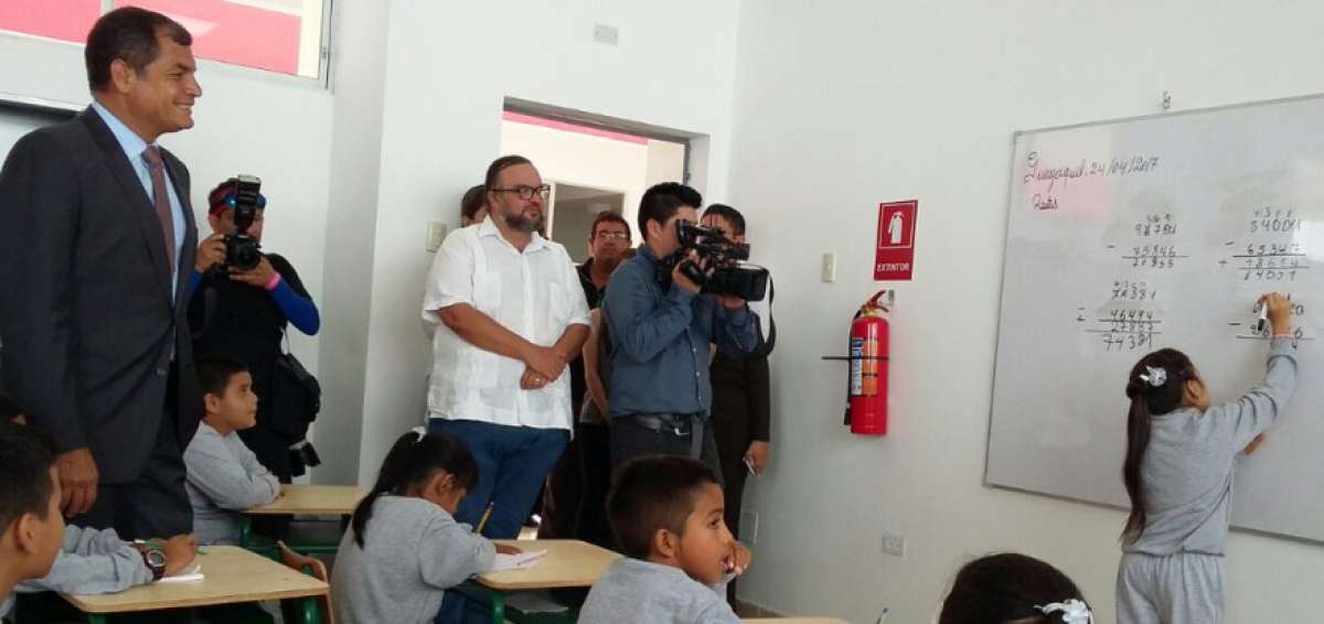 El presidente Rafael Correa visit&oacute; la unidad educativa Riobamba, en el sur de Guayaquil