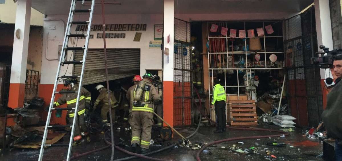 Dos personas fueron rescatadas de casa en llamas en Guayaquil