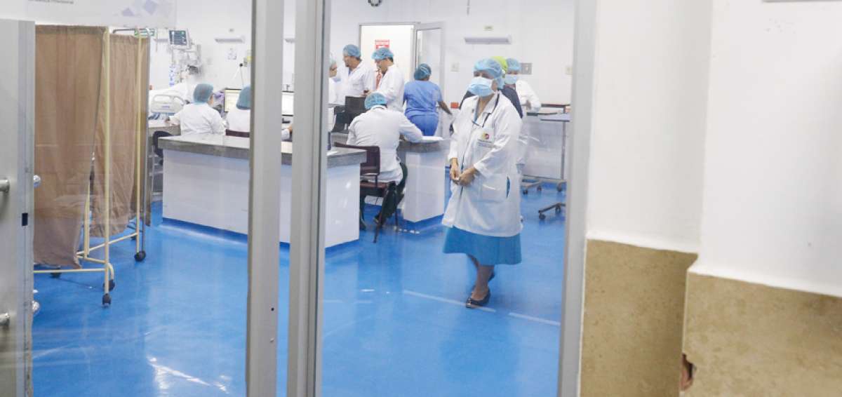 El promedio de estad&iacute;a de los pacientes en UCI es de 12 d&iacute;as. Personal m&eacute;dico y de enfermer&iacute;a monitorea su estado, el cual es cr&iacute;tico por enfermedades cl&iacute;nicas o quir&uacute;rgicas.