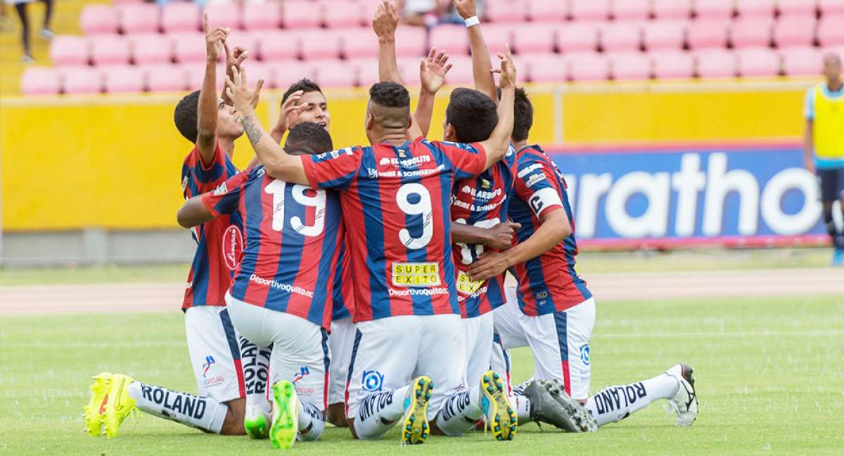 Los jugadores de Deportivo Quito celebran uno de los goles en la victoria en el estadio Ol&iacute;mpico Atahualpa. Foto: Miguel Jim&eacute;nez / El Tel&eacute;grafo