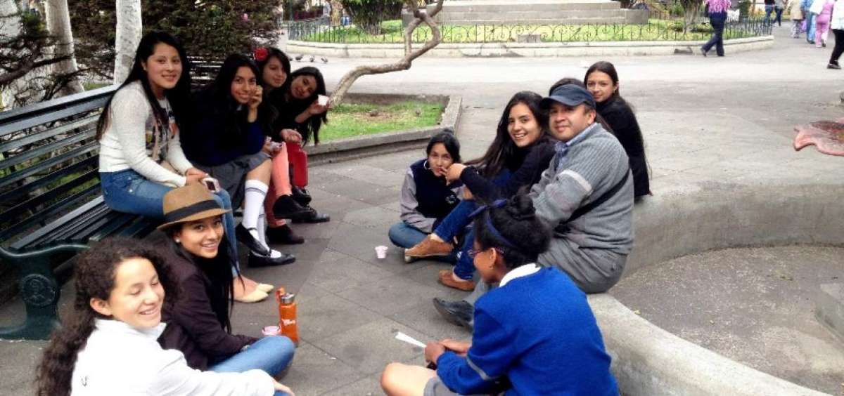 Edith J&aacute;come, periodista profesional  y presentadora de Teleamazonas, ajusta los guiones de radio que deben grabar las chicas en las cabinas.