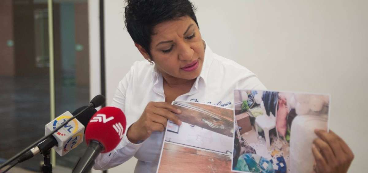 La asamble&iacute;sta Mar&iacute;a Jos&eacute; Carri&oacute;n muestra fotos del lugar en donde ocurri&oacute; el robo.
