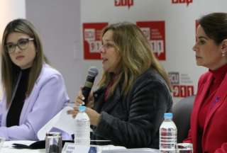 María de Lourdes Alcívar (centro), Primera Dama de la Nación, durante el evento de presentación