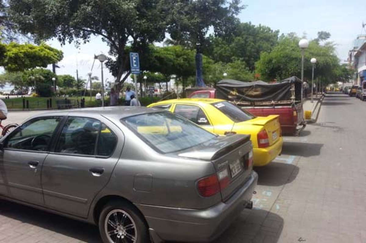 Uno de los puntos de mayor urgencia de parqueaderos es la zona bancaria de Manta. Foto: Mario Rodr&iacute;guez / El Tel&eacute;grafo 