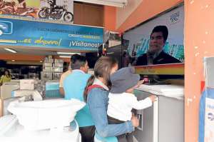 Los televisores tipo LCD,plasmas y LED; tel&eacute;fonos celulares de &uacute;ltima generaci&oacute;n y las tabletas son algunos de los regalos que compraron ciudadanos de Ambato, Riobamba y Latacunga para entregar a sus progenitoras ma&ntilde;ana. Foto:Roberto Ch&aacute;vez / El Tel&eacute;grafo