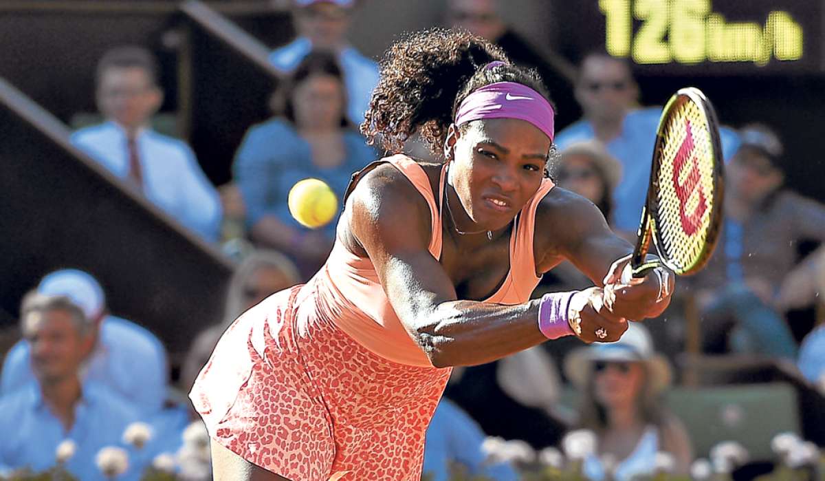 Serena Williams luci&oacute; cansada durante el partido debido a las altas temperaturas que se registraron ayer en Par&iacute;s. Foto: AFP