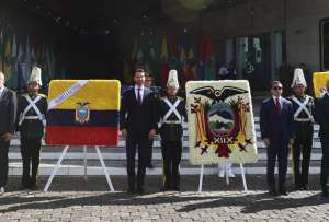 Durante la ceremonia se realiz&oacute; el tradicional homenaje a los h&eacute;roes de la independencia con la colocaci&oacute;n de arreglos florales y el ingreso del portaestandarte.