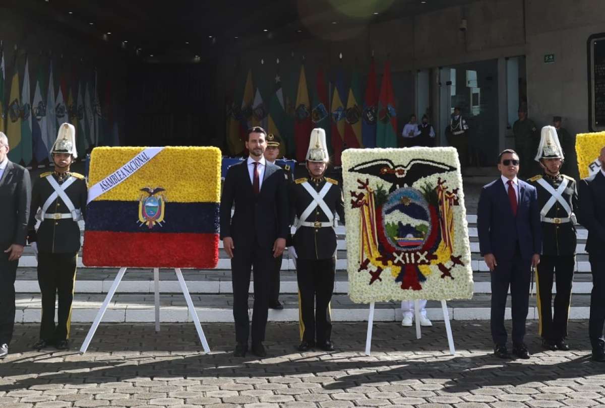 Durante la ceremonia se realiz&oacute; el tradicional homenaje a los h&eacute;roes de la independencia con la colocaci&oacute;n de arreglos florales y el ingreso del portaestandarte.