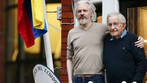 Assange (i) y Chomsky saludaron a los periodistas y activistas que se mantienen en los exteriores de la Embajada de Ecuador en Londres. Foto: v&iacute;a @marangatuma 